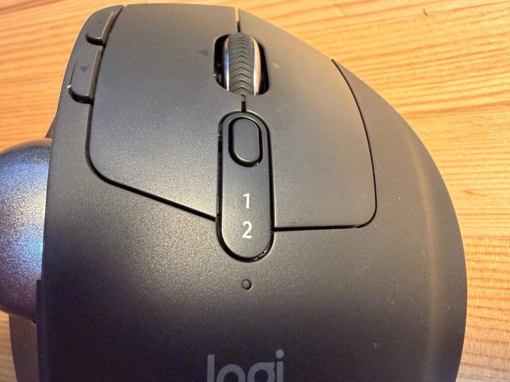 MX ERGO SのEasy-Switchボタン（接続先を1/2で切替）