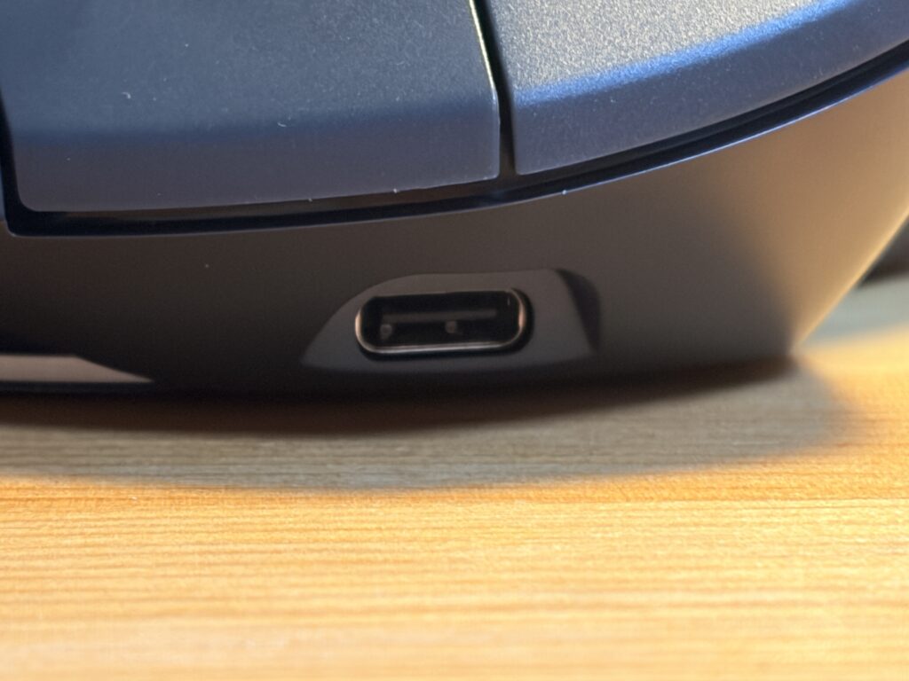 MX ERGO SのUSB-C充電ポート（ケーブルは付属しない）