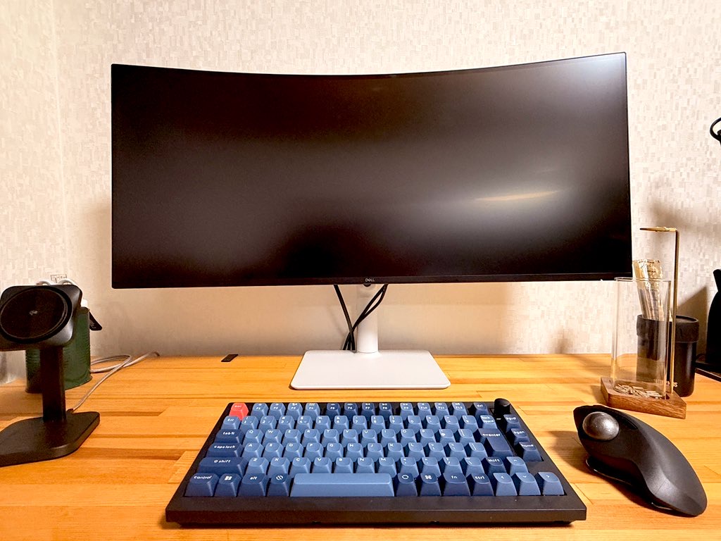 Keychron V1 Max JISをデスクに設置した全景（75%配列でマウス位置が近い）