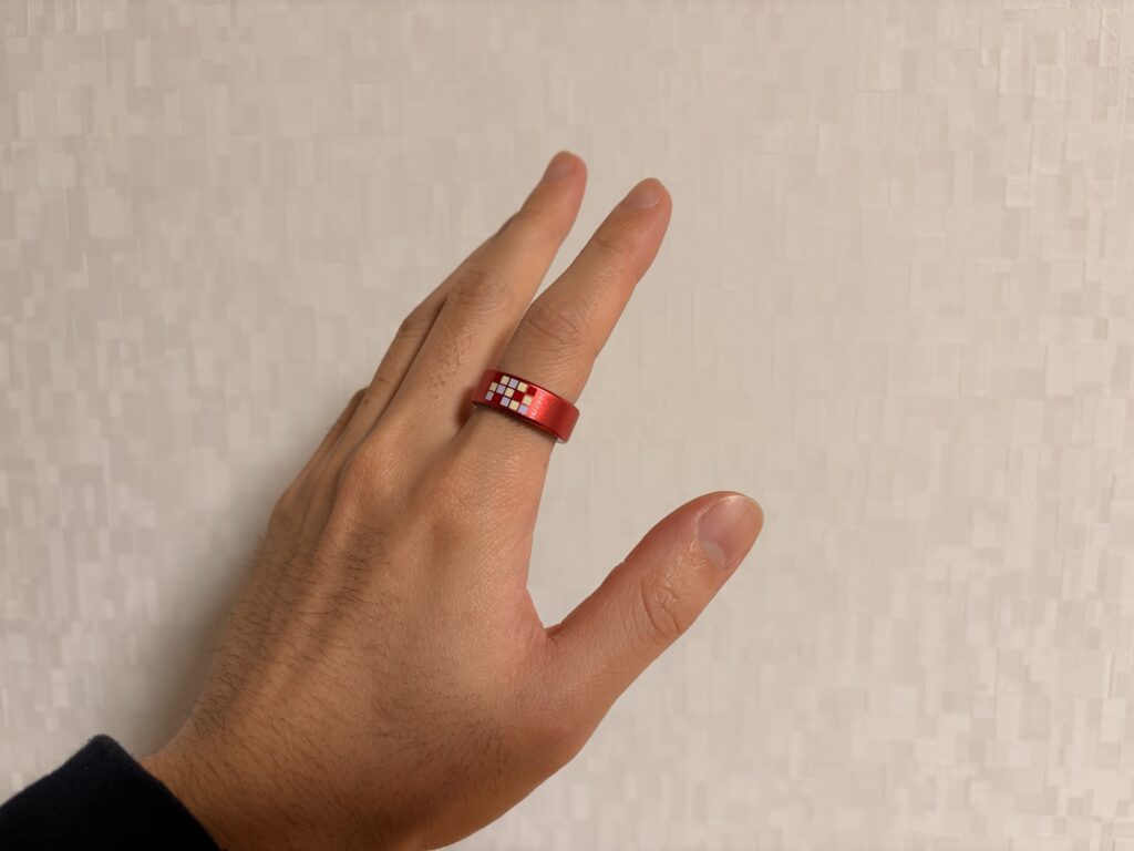 Smart Recovery Ring INFOBAR NISHIKIGOIの装着イメージ(手元)