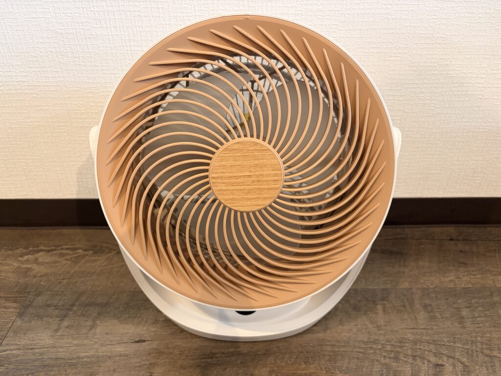 正面から見た木目模様の羽根