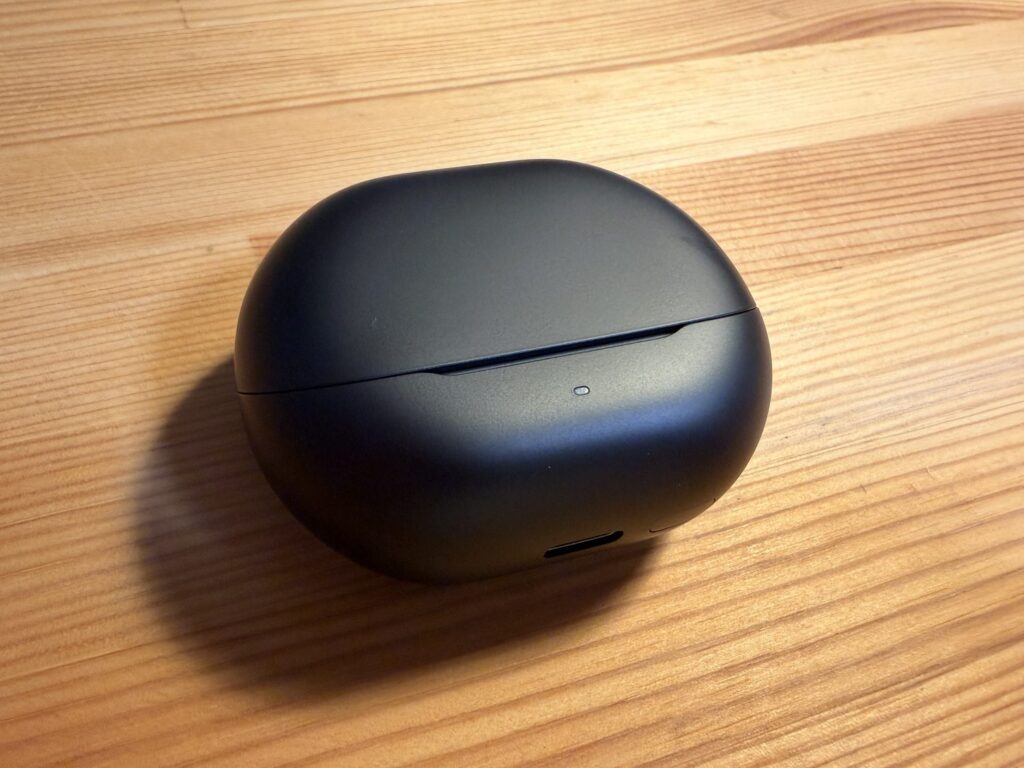 SOUNDPEATS Air6 HSの充電ケース外観(マット質感)