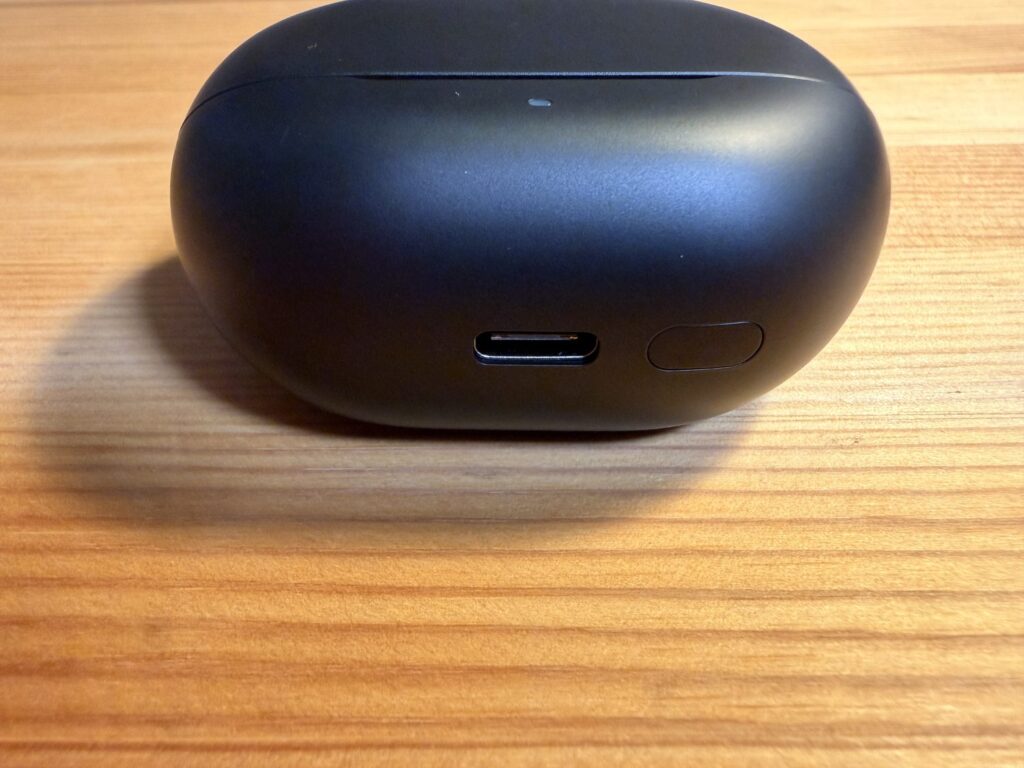 SOUNDPEATS Air6 HSのケース背面にあるUSB-C端子