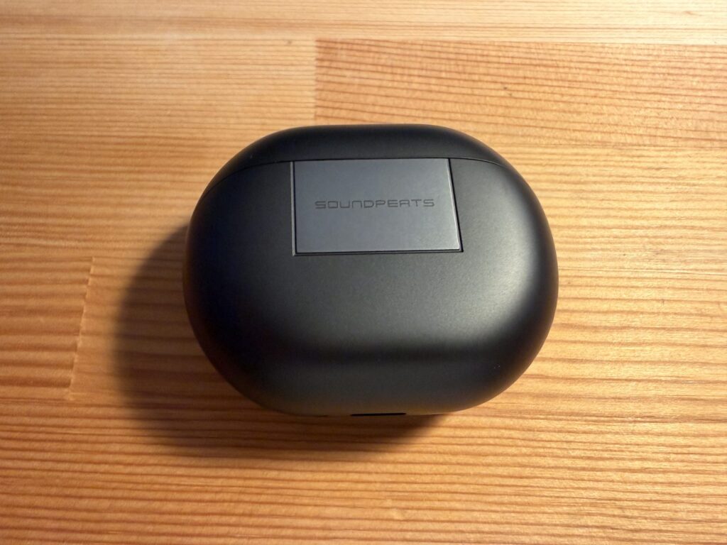 SOUNDPEATS Air6 HSのケース天面のロゴ
