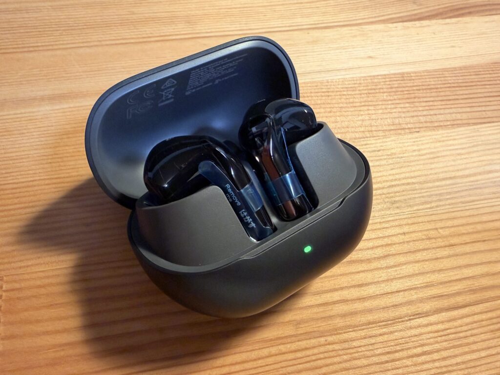 SOUNDPEATS Air6 HSのケースを開けた状態(保護フィルム付き)
