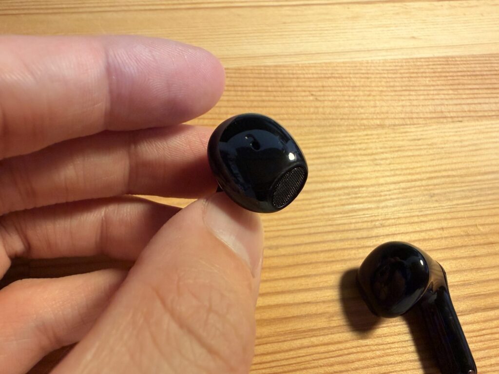 SOUNDPEATS Air6 HSを手に持ったサイズ感