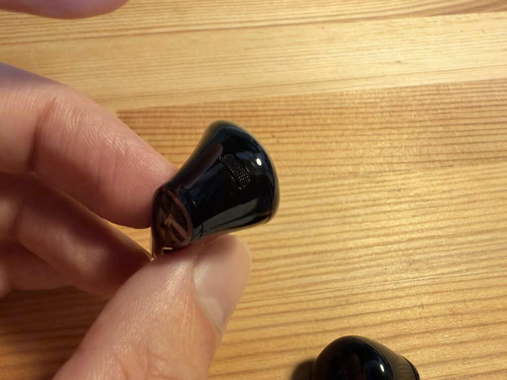 SOUNDPEATS Air6 HSのスピーカーメッシュ部分のクローズアップ