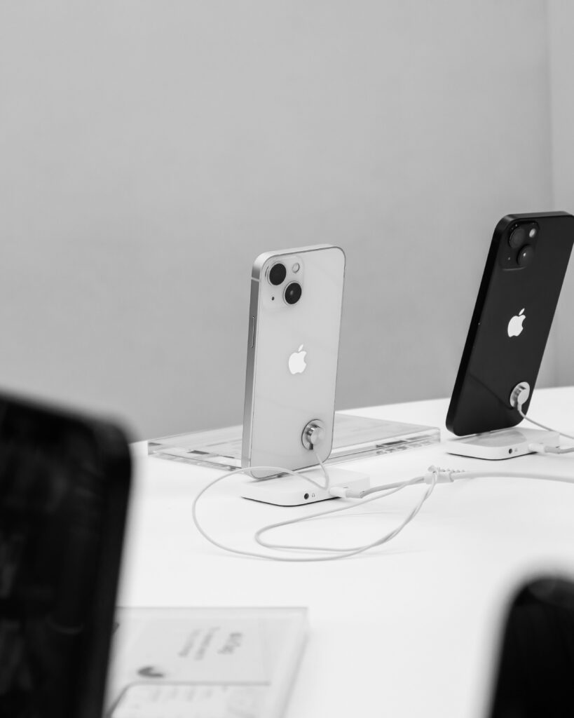 店頭に並ぶiPhoneのイメージ写真