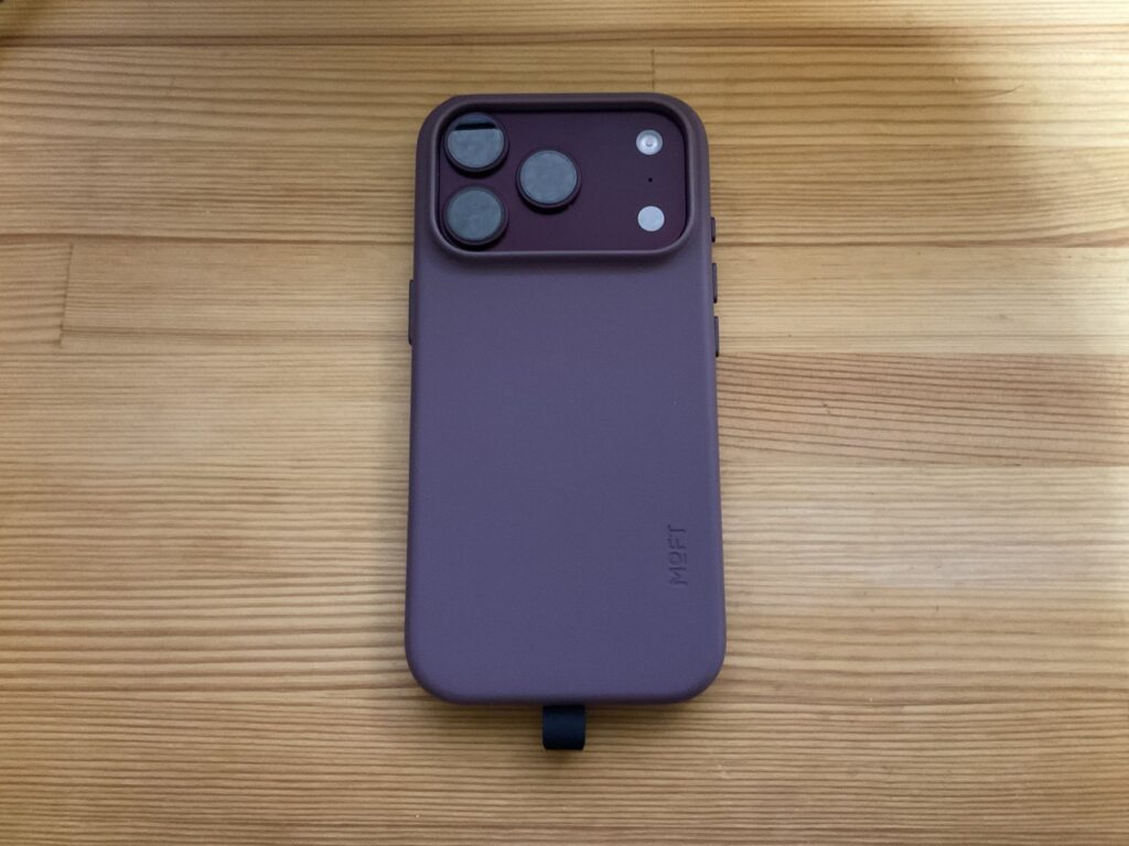 MOVASレザーケースを装着したiPhone 18 Pro（Burgundy）の背面