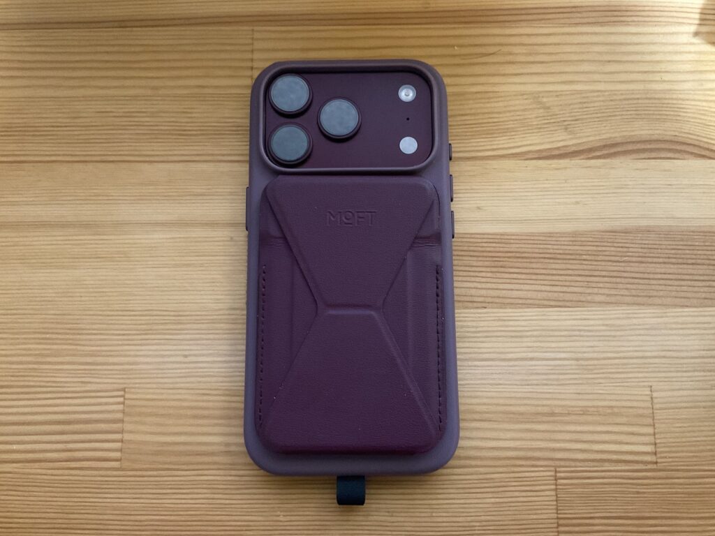 MOVASレザーケースにSnap-Onスマホスタンド軽量版を装着した背面
