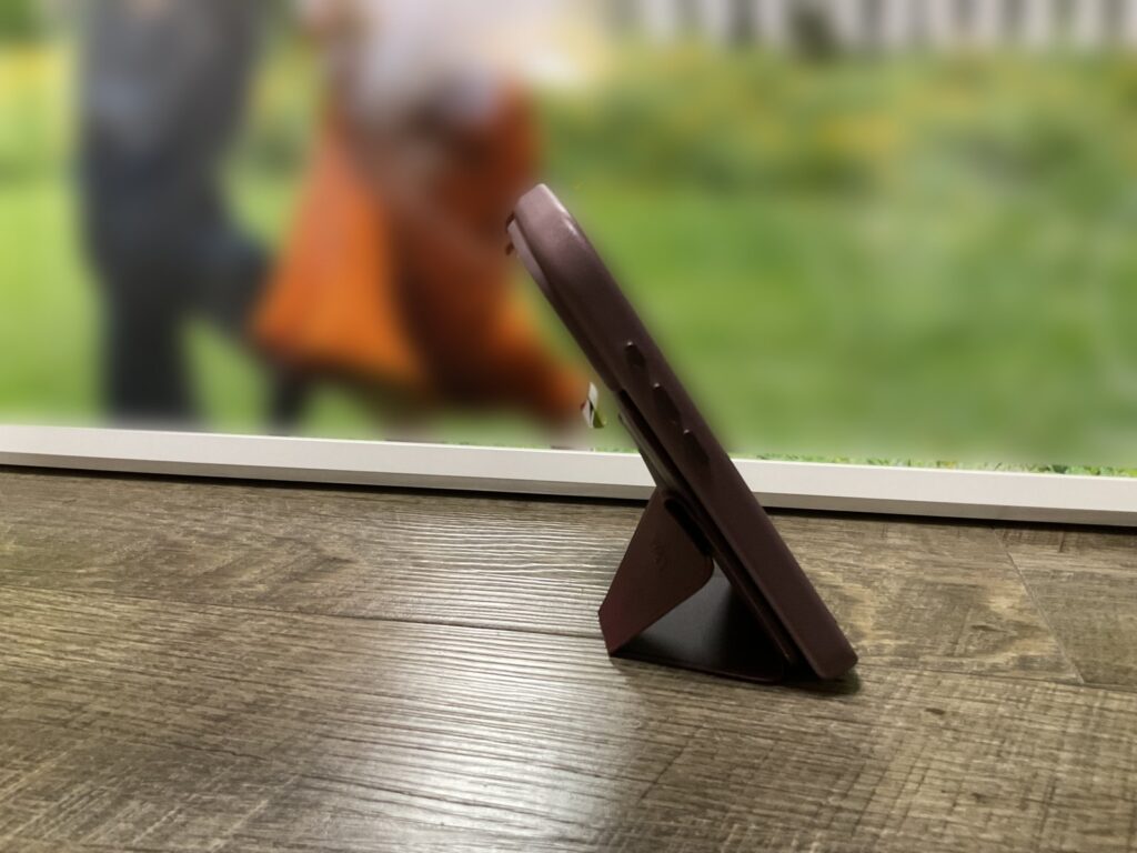 Snap-Onスマホスタンドで縦置きにしたiPhone 18 Proの側面
