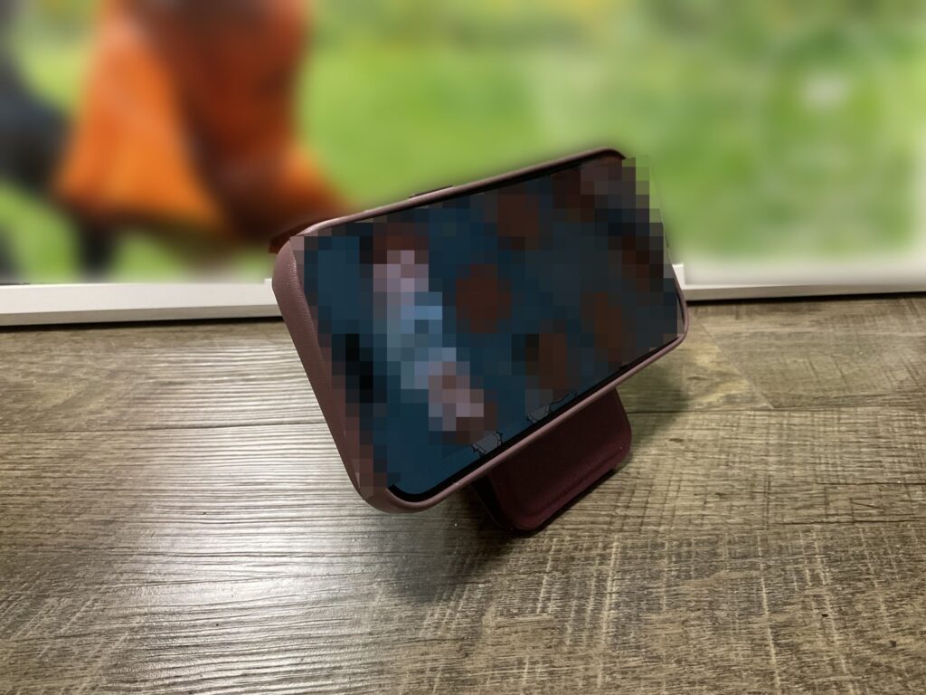 Snap-Onスマホスタンドで横置きにしたiPhone 18 Pro（画面はモザイク処理）