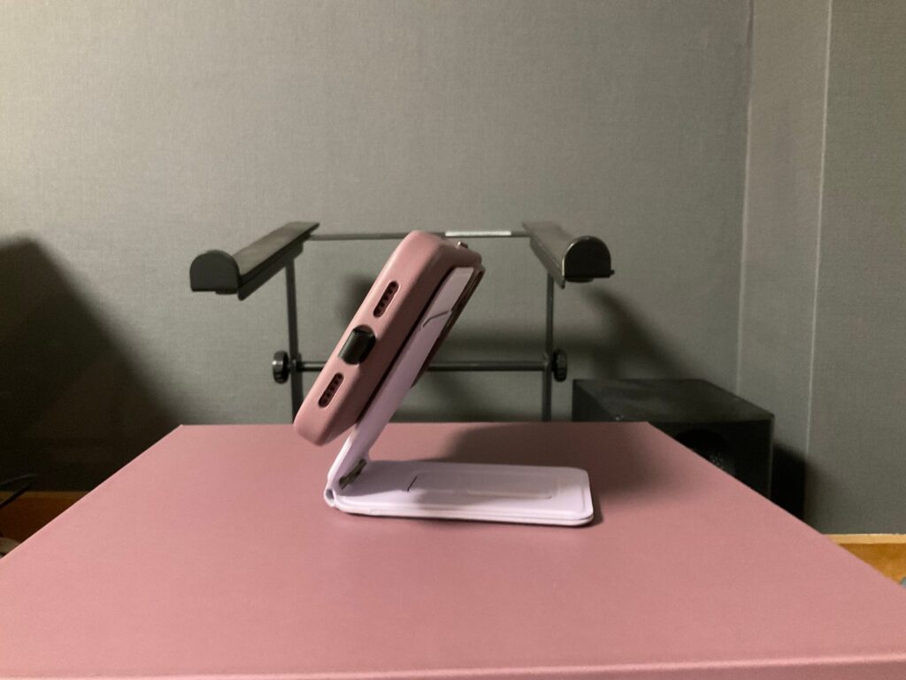 8-in-1多機能スタンド軽量版のフローティングモードで浮かせたiPhone 18 Pro