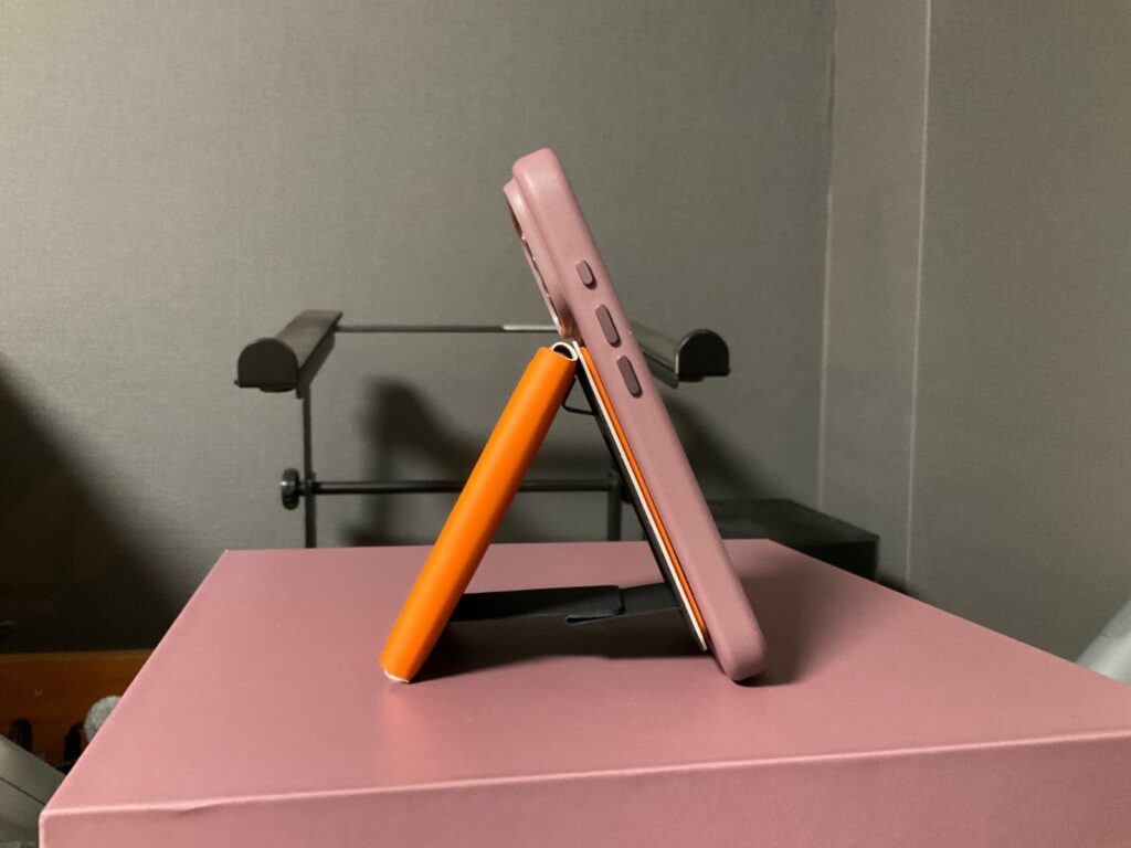 多機能カードケース＆スタンドをスタンドとして立てた側面