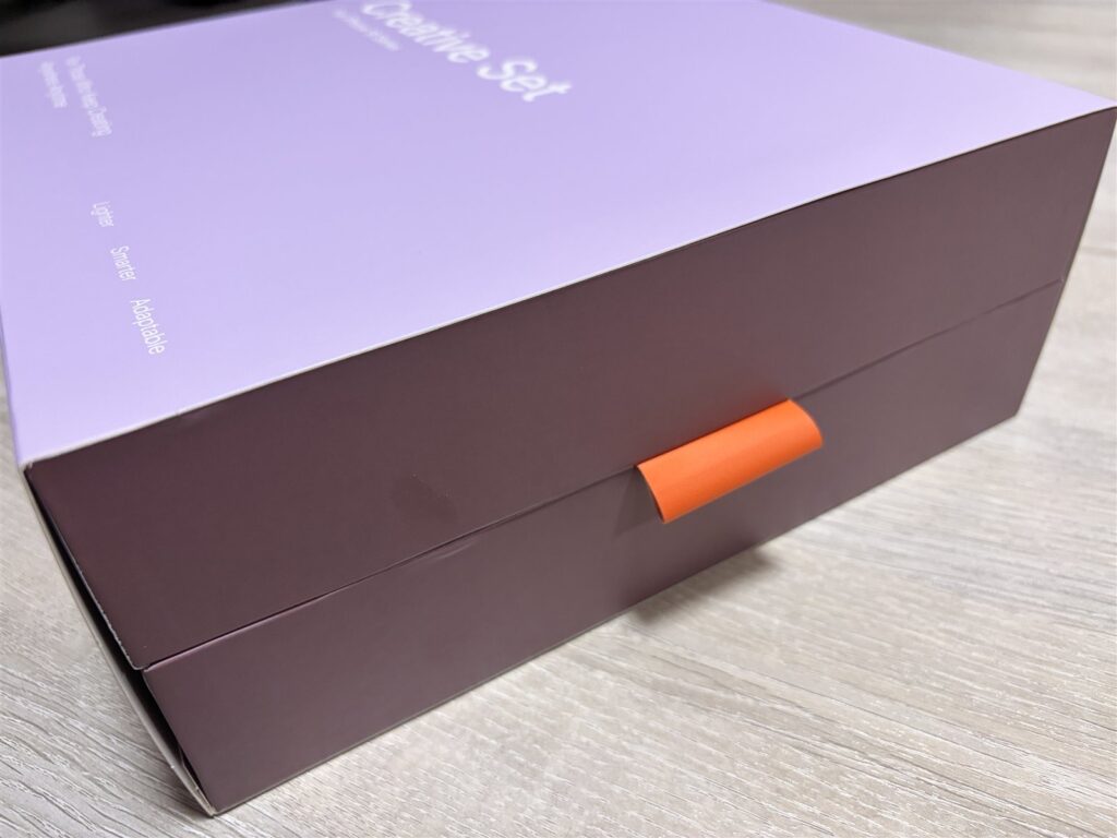 MOFTギフトボックス外箱の側面とオレンジのプルタブ