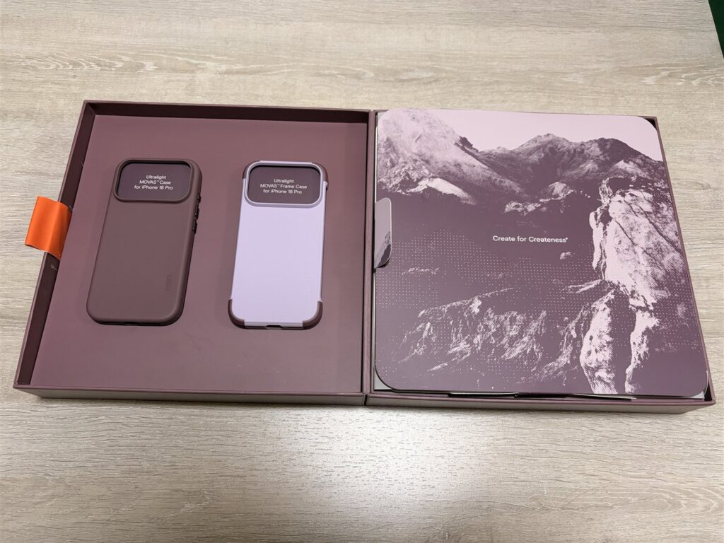 内箱の上段に並ぶMOVASケース2種とブックレット