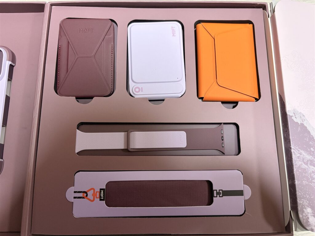 下段トレイに収まったスタンド3種・Apple Watchバンド・マルチストラップ