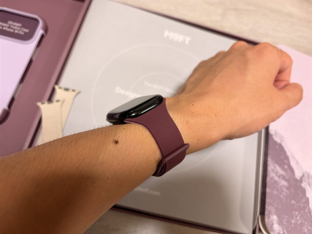 Snap Watch Band Lite Sport（プラム）をApple Watchに付けて腕に装着した様子